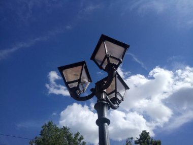 Bulutlu bir gökyüzüne karşı sokak lambası direği
