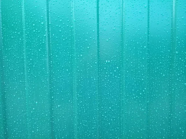 Gotas Chuva Uma Superfície Metal Pintada Verde — Fotografia de Stock