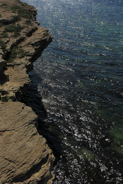 Costa Rochosa Contra Fundo Superfície Brilhante Mar — Fotografia de Stock