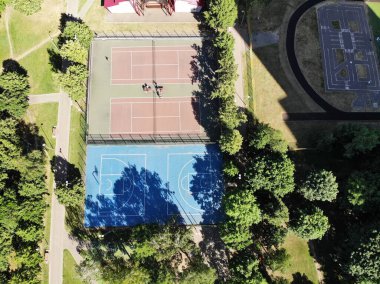 Olleyball sahası ve tenis kortları kuş bakışı.