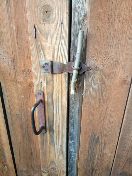 旧谷仓的门是用棍子关上的 — 图库照片