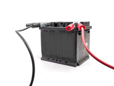 Araba aküsü ile iki jumper kablo terminalleri için beyaz vuruşta bağlı.