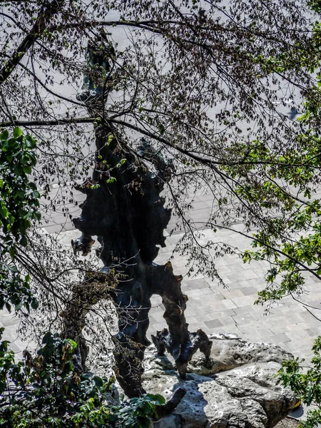 Silhuetten Staty Legendariska Wawel Draken Ligger Vid Foten Wawel Hill — Stockfoto