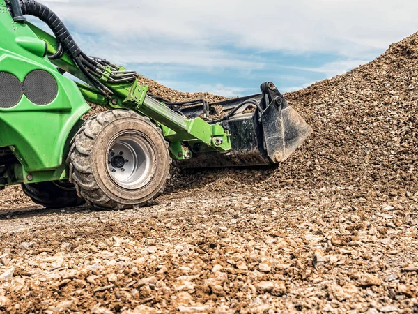 Yeşil Skid Loader Yükleme Çakıl — Stok fotoğraf