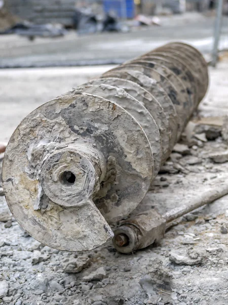 Närbild Smutsiga Vertikal Borrning Rigg Auger — Stockfoto