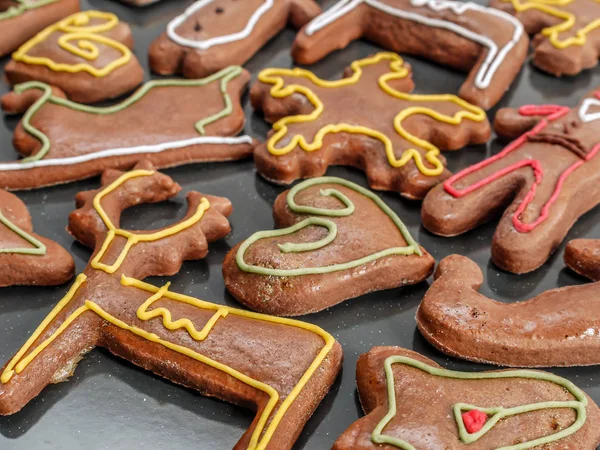 Seasonal Formade Pepparkakor Med Färgglad Glasyr — Stockfoto