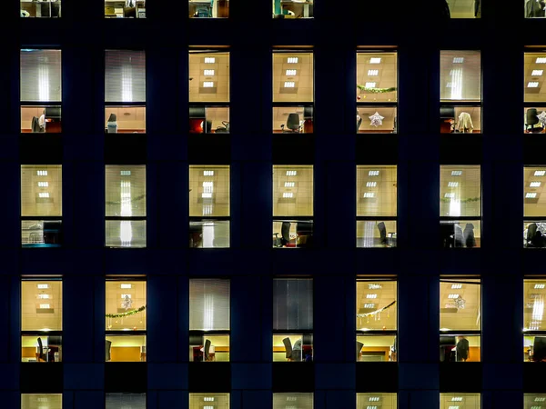 Corporate Building Exterieur Den Späten Abend Mit Innenbeleuchtung Eingeschaltet — Stockfoto