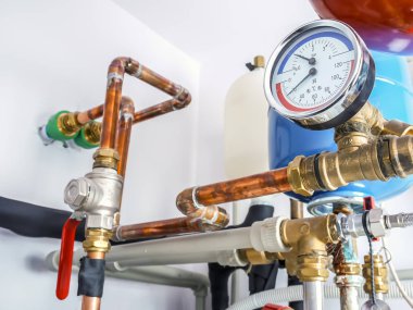 Bakır boru sistemi ile genleşme tankları ve ev kazan dairesi içinde basınç göstergesi