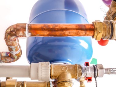 Bakır boru sistemi ile genleşme tankları ve ev kazan dairesi içinde basınç göstergesi