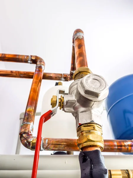 銅の配管システム拡張タンクとボイラー室の圧力計 — ストック写真