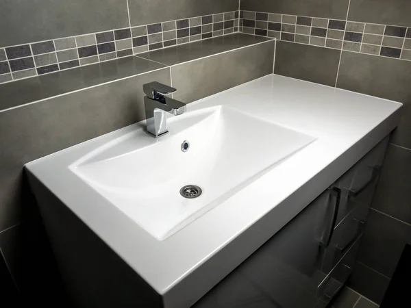 Krom musluk ile beyaz lavabo — Stok fotoğraf