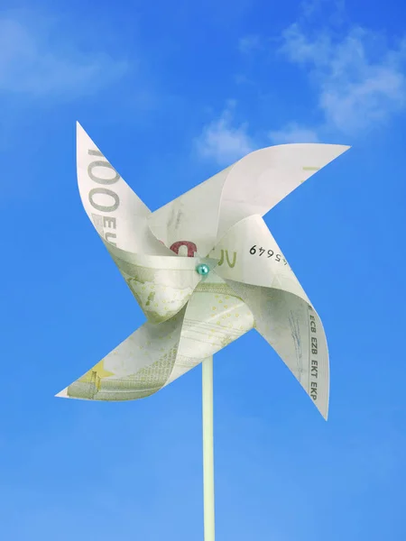 Банкнота 100 Евро Разрезанная Игрушечную Ветряную Мельницу Над Голубым Небом — стоковое фото