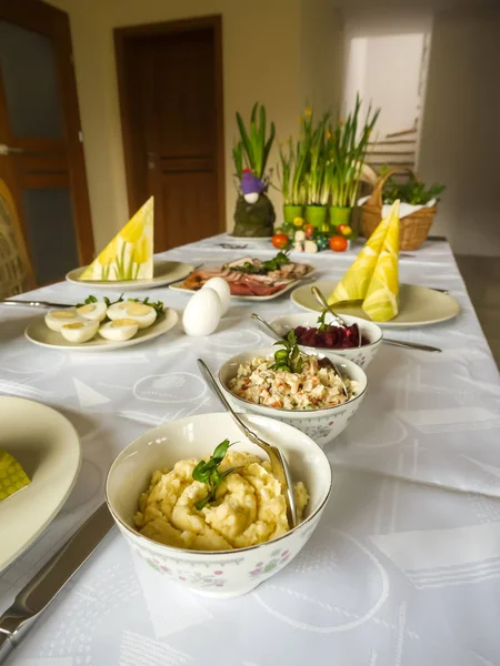 Traditionele Poolse Pasen Ontbijttafel Met Seizoensgebonden Voedsel Decoraties — Stockfoto