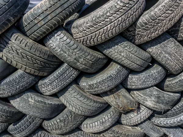 Stapel Gebrauchter Und Verschlissener Autoreifen — Stockfoto