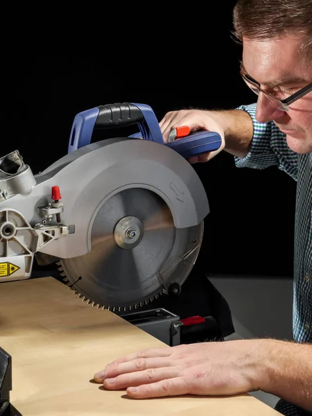 Carpenter Cutting Flaxboard Using Sliding Compound Mitre Saw — Stock Photo, Image
