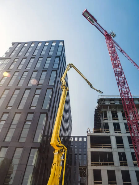 Highrise Buildings Construction Comcrete Pump Jib Crane Clear Blue Sky — Stock Photo, Image