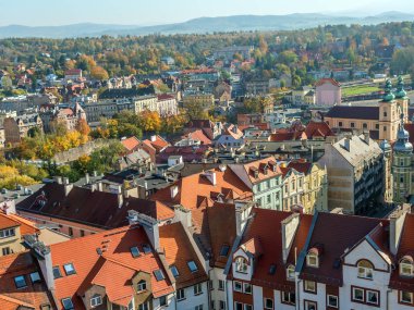 Klodzko şehir Sudety dağ silsilesi arka plan, aşağı Silezya Polonya ile panoramik manzaralı