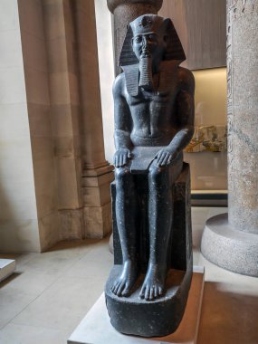 Paris, Fransa - 28 Ağustos 2013: Mısır firavunu Ramses II, Louvre Musée du Louvre, siyah Anıtı
