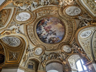 Paris, Fransa - 28 Ağustos 2013:-bir çok süslü Galeri tavanları Louvre Müzesi