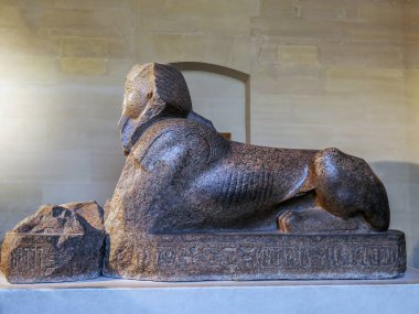 Paris, Fransa - 28 Ağustos 2013: Sfenks, Louvre Musée du Louvre, heykel