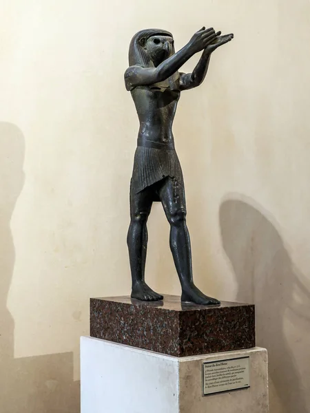 Париж Франция Августа 2013 Года Черная Статуя Египетского Бога Гора — стоковое фото