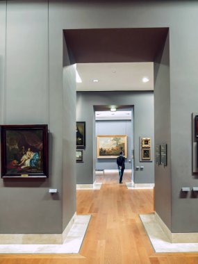 Paris, Fransa - 28 Ağustos 2013:-Flaman resim sergisi galeri bölümü Louvre Müzesi'nde