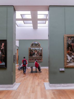 Paris, Fransa - 28 Ağustos 2013:-Flaman resim sergisi galeri bölümü Louvre Müzesi'nde