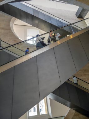 Louvre Müzesi yürüyen merdiven