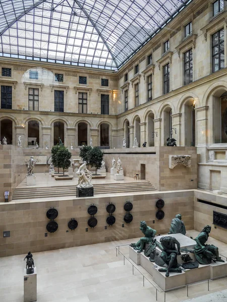 Cortile coperto all'interno del Museo del Louvre — Foto Stock