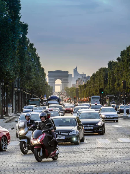 París Francia Agosto 2013 Traffc Última Hora Tarde Avenue Champs —  Fotos de Stock