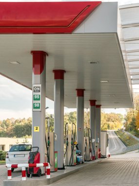 Binek otomobil benzin istasyonunda yakıt