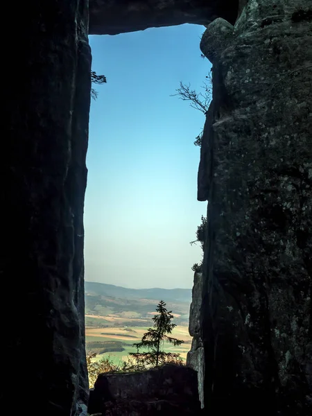 所谓的魔鬼厨房的 Szczeliniec 一个深岩石鸿沟 在桌山国家公园 波兰桌山国家公园内的 Polandszczeliniec 三石峡谷 — 图库照片