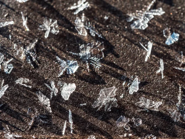 Frost Kryształy Tworzące Piękne Kształty Geometryczne Powierzchni Drewna Czarnym Tle — Zdjęcie stockowe