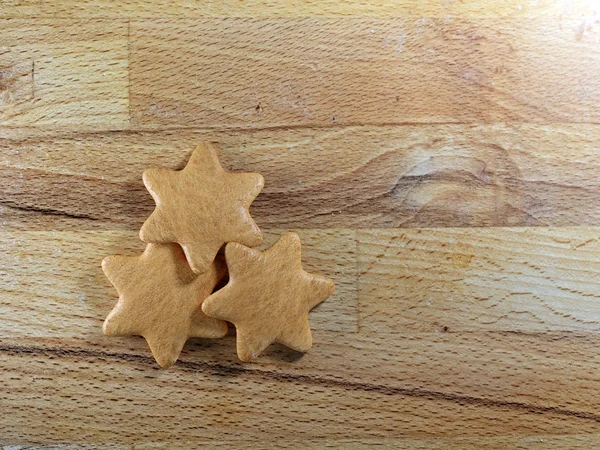 Kerstkoekjes Peperkoek Ster Vorm Geplaatst Houten Bord — Stockfoto