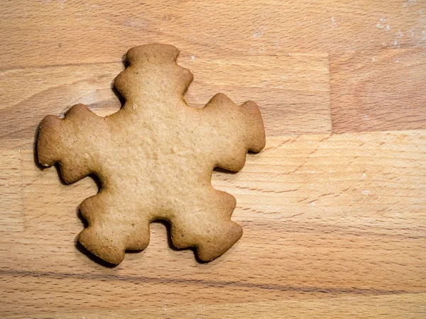 Ahşap Tahta Üzerinde Yerleştirilen Noel Gingerbread Yıldız Şekli Tanımlama Bilgisi — Stok fotoğraf