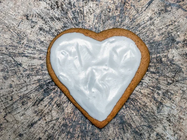 Heart Shaped Gingerbread Cake White Icing Metal Scratched Plate Surface — Stock Photo, Image