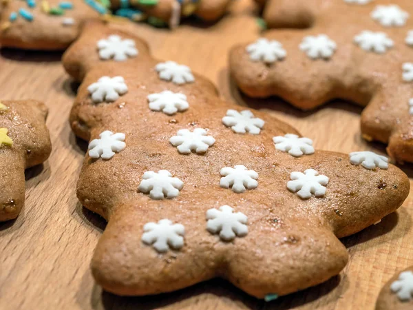 Galleta Forma Árbol Navidad Jengibre Decorada Con Estrellas Blancas —  Fotos de Stock