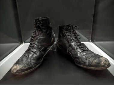 Prag, Çek Cumhuriyeti - 8 Mart 2017: Ulusal Teknik Müzesi, Prag, Çek Cumhuriyeti sürtük'ın ayakkabı çifti özgün Charlie Chaplin sergiledi