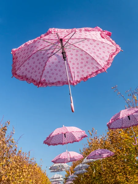 Roze paraplu's in de hemel — Stockfoto