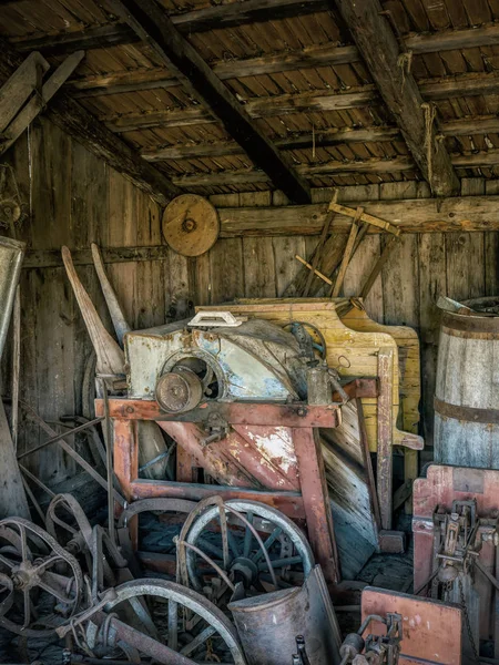 Old Shed Farmstead Equipment Crocks — Stock Photo, Image