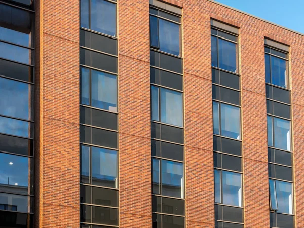 现代红砖墙公寓外部高程 — 图库照片
