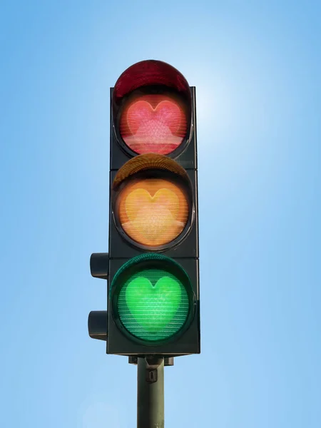 Verkeerslichten Met Gloeiende Groene Oranje Rode Hart Tegen Blauwe Hemel — Stockfoto