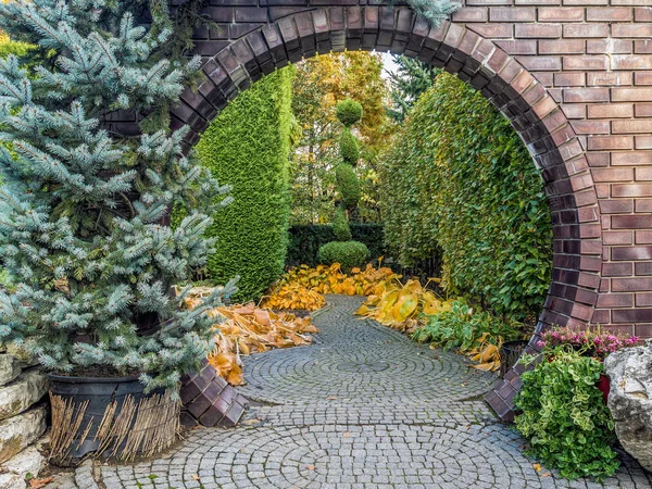 Cirkel Bakstenen Muur Poort Oude Tuin Rechtenvrije Stockafbeeldingen