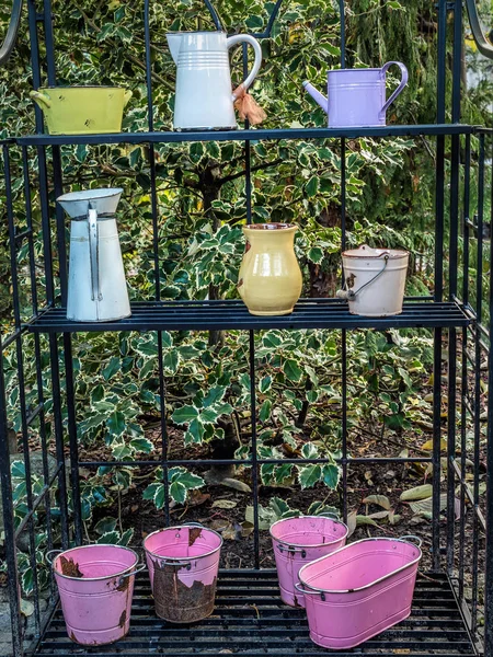 Ustensiles de jardin anciens utilisés comme décorations — Photo