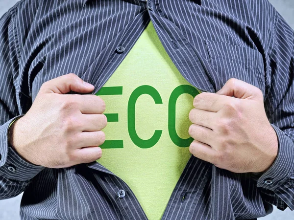Mannen med Eco T-shirt — Stockfoto