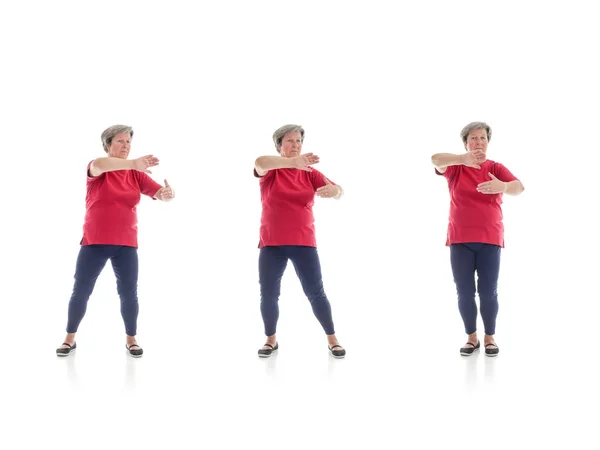 Tai chi formas realizadas por mulher mais velha — Fotografia de Stock