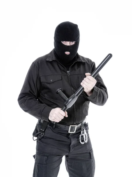 Policial antiterrorista de uniforme preto e balaclava preta — Fotografia de Stock