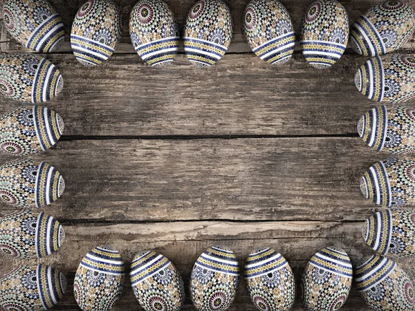 Пасхальна рамка для яєць на дерев'яному сільському столі — стокове фото