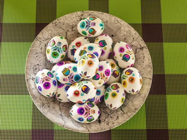 Huevos de Pascua en plato — Foto de Stock