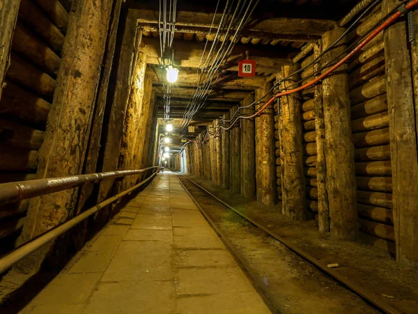 Passeggero linea ferroviaria in vecchia miniera di sale — Foto Stock